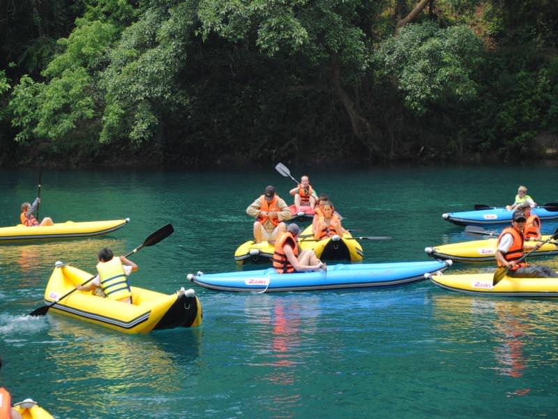 Du khách chèo kayak trên dòng suối mát lạnh