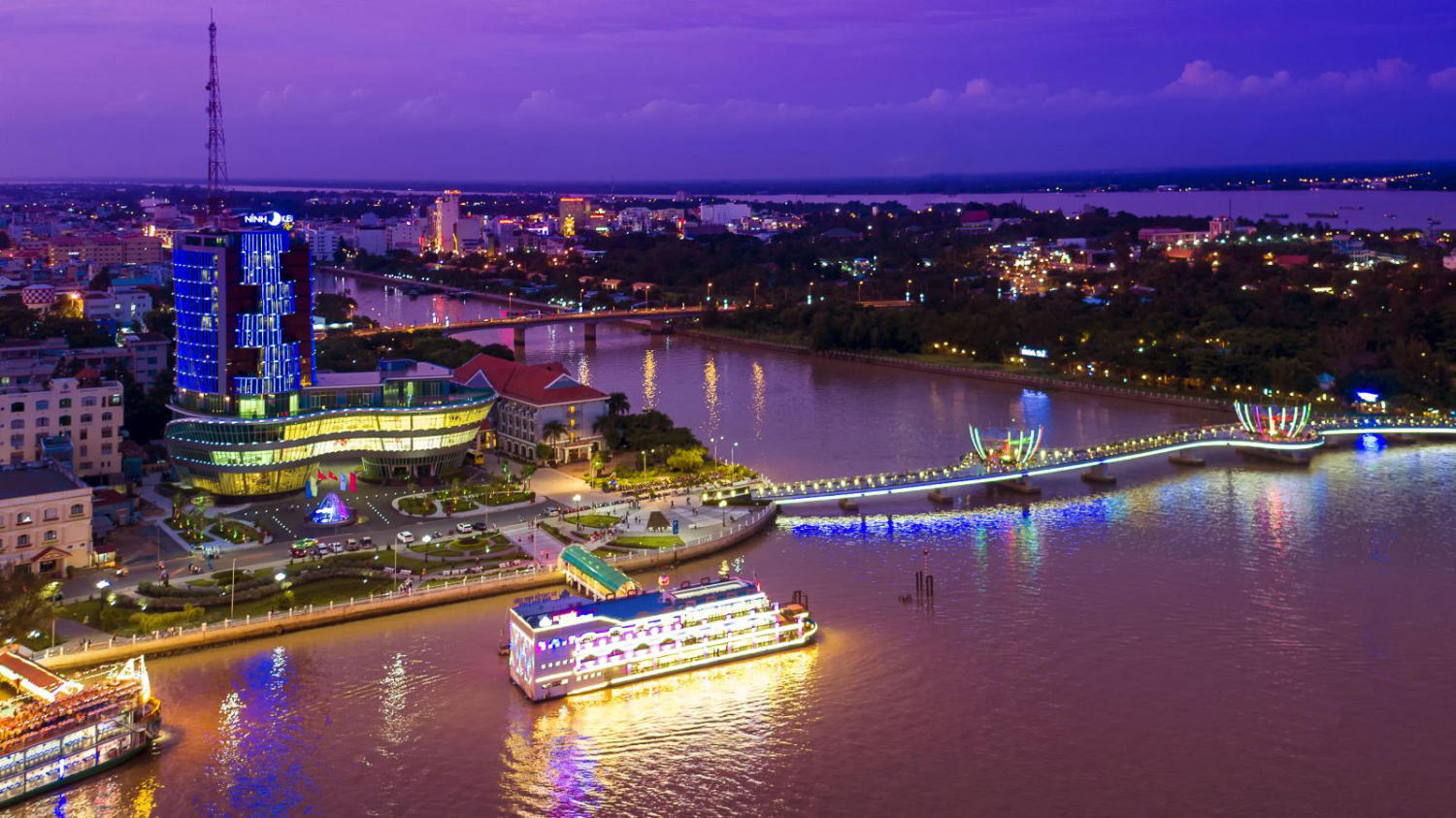 Bến Ninh Kiều thơ mộng - Điểm đến dạo bộ, thư giãn nhẹ nhàng không đòi hỏi di chuyển nhiều trong tour miền Tây.