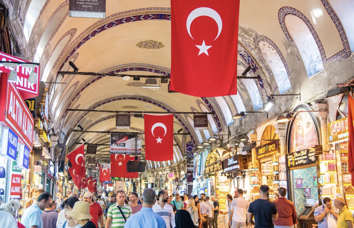 Grand Bazaar rực rỡ với những gian hàng đầy màu sắc dưới ánh sáng ban ngày Istanbul