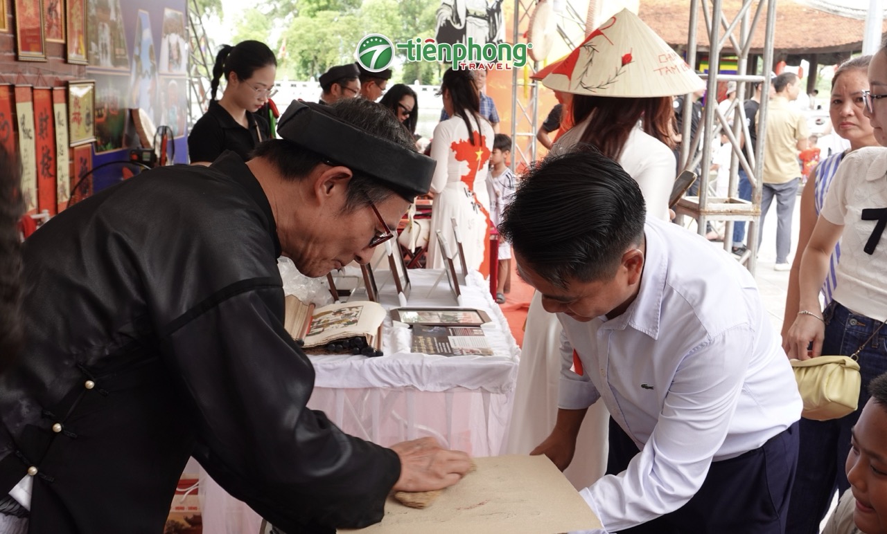 Không chỉ có trải nghiệm trên tàu, du khách còn được đắm mình trong sắc màu văn hoá Bắc Ninh ở Đền Đô