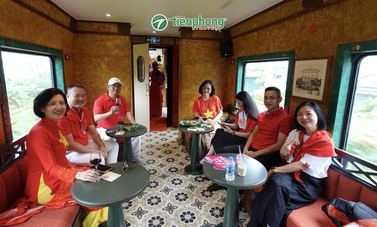 Không gian tàu sang trọng nhưng không kém phần thân thuộc với người dân Việt Nam