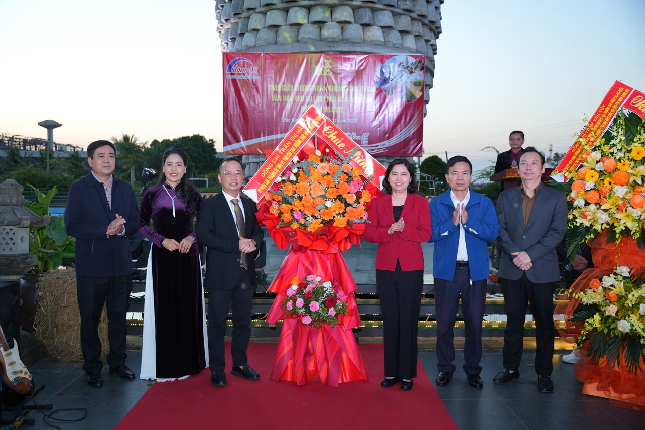 Khu du lịch văn hóa sinh thái Đông Đô Village chính thức đón nhận chứng nhận Không gian Di sản Văn hóa do Hội Di sản Văn hóa Việt Nam trao tặng