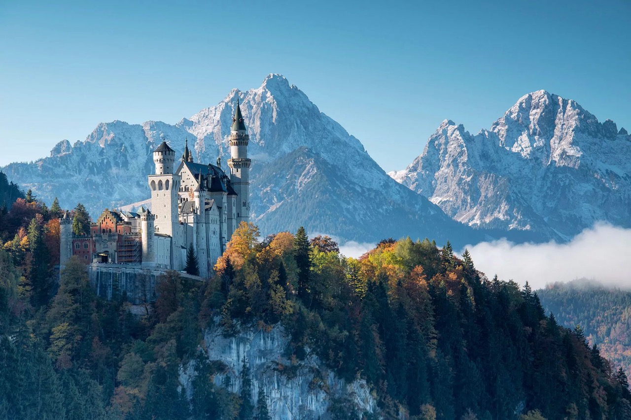 Lâu đài Neuschwanstein giữa núi rừng Alps