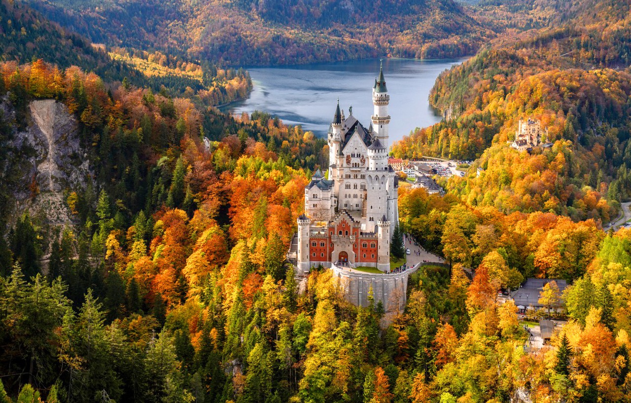 Lâu đài Neuschwanstein mùa thu rực rỡ