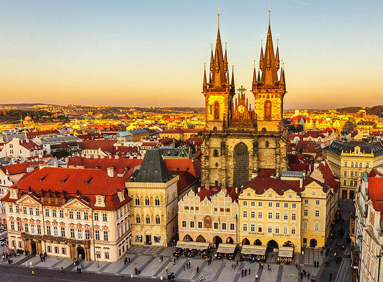 Lâu đài Prague rực rỡ dưới nắng thu, lá vàng rơi nhẹ, như khung cảnh cổ tích