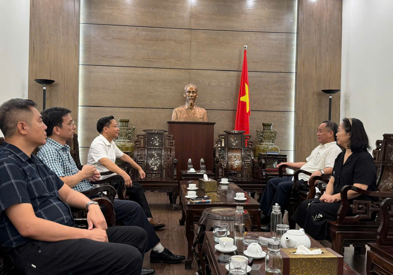 Câu lạc bộ Lữ hành UNESCO Hà Nội (HUTC) làm việc với Bảo tàng My thuat Vỉet Nam