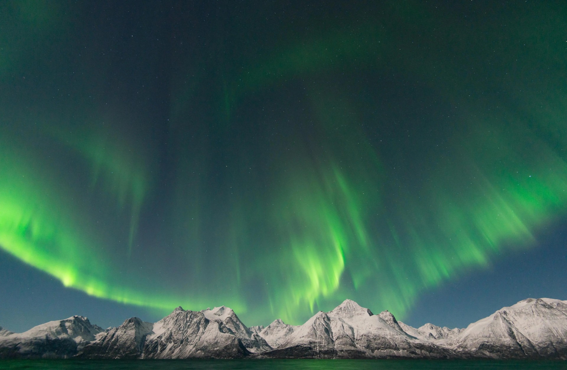 Lyngen Alps Tromsø với cực quang và núi tuyết