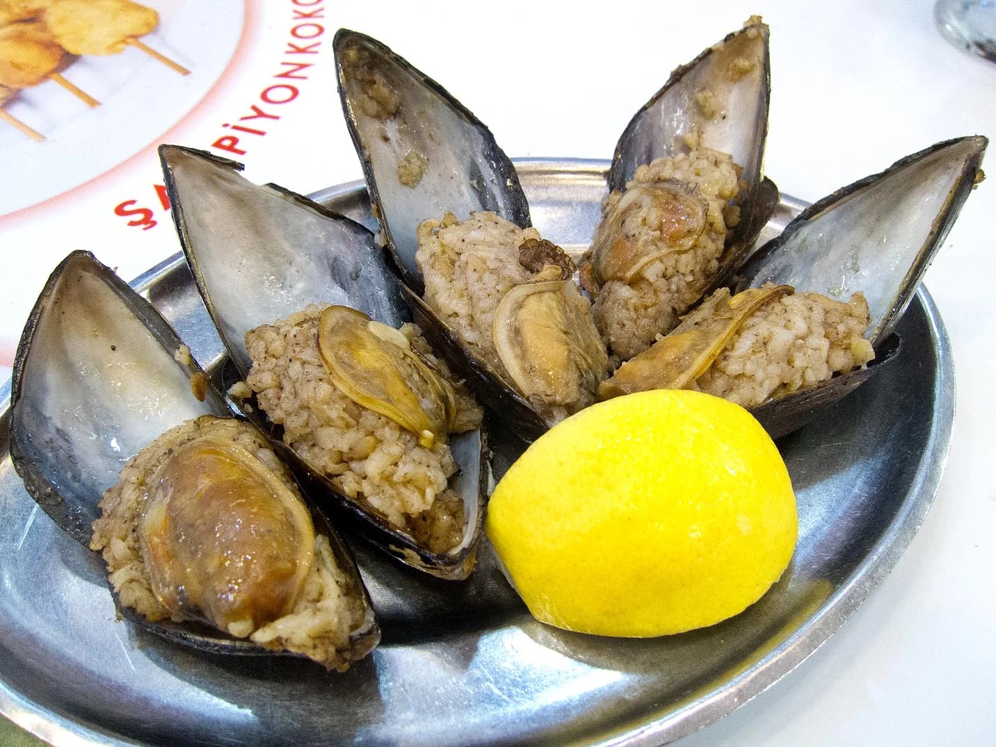 Cơm nghêu Midye Dolma luôn sẵn sàng chinh phục vị giác của du khách