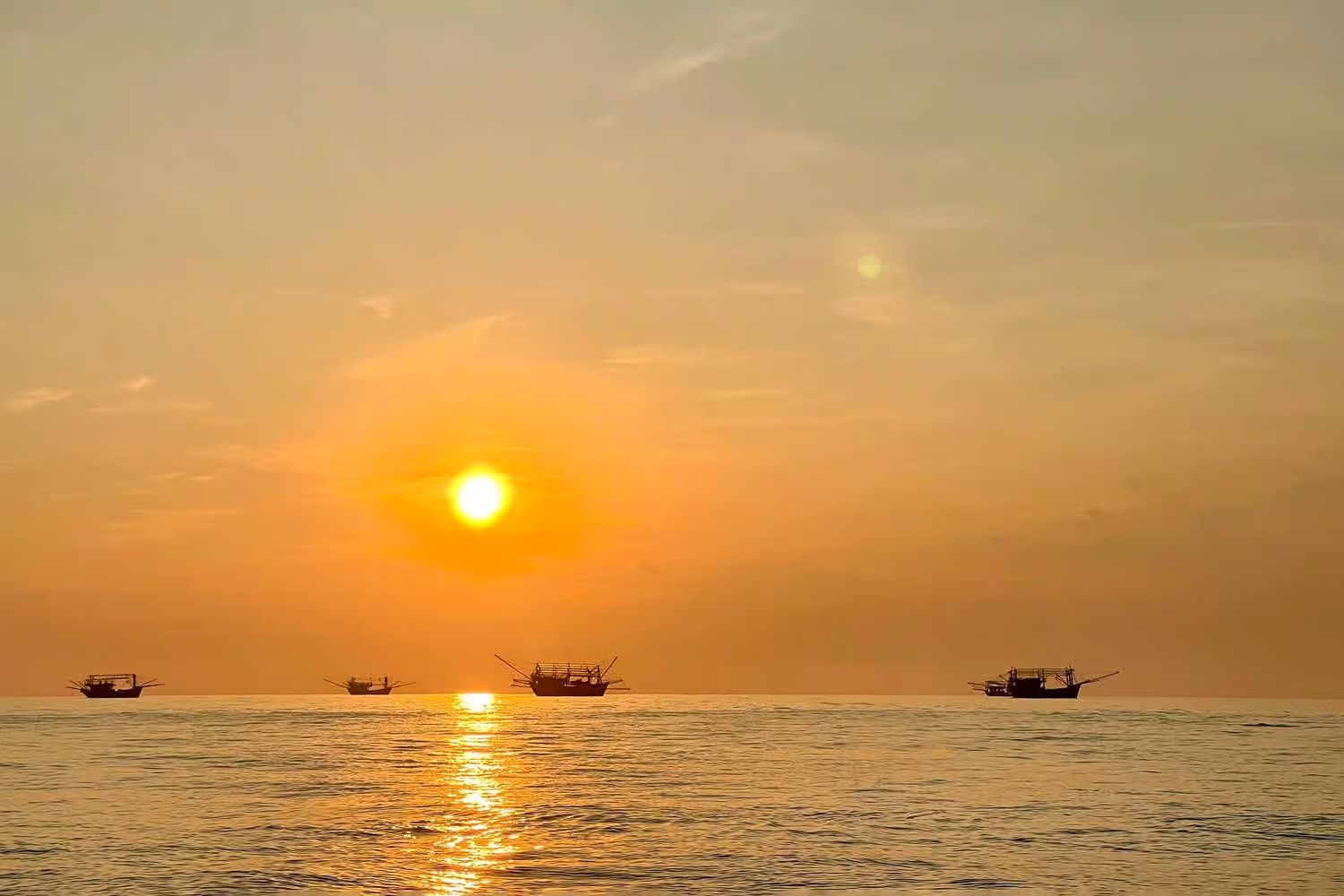 Nét đẹp của Biển Nhật Lệ với bãi cát trắng trải dài và hoàng hôn rực rỡ trên mặt biển