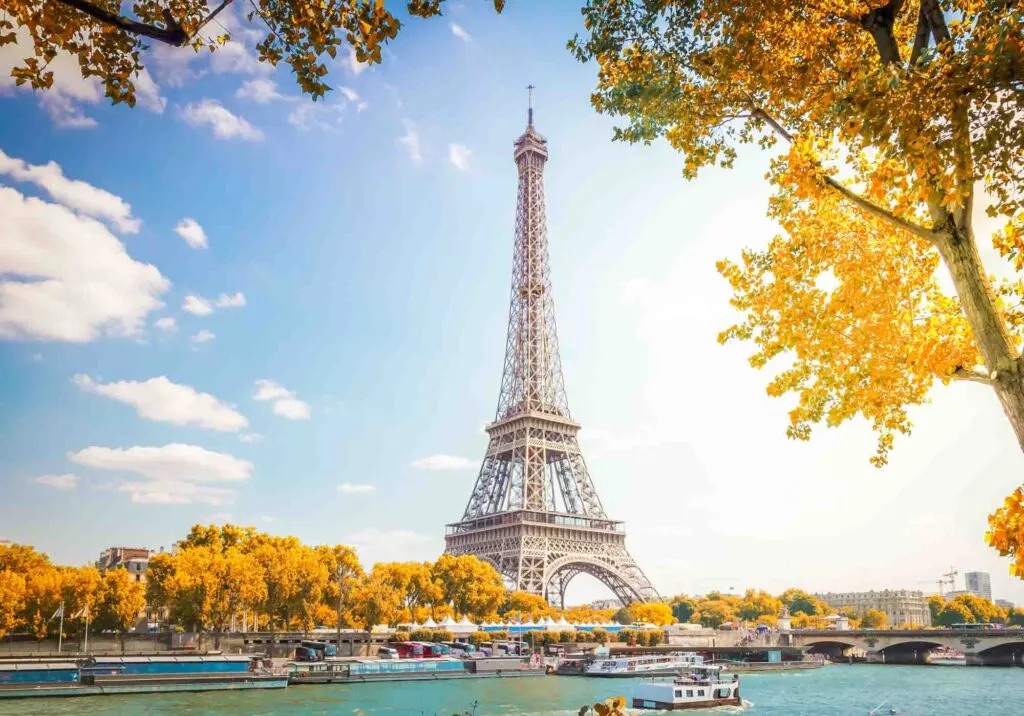 Ngắm lá mùa thu thơ mộng ở thủ đô Paris, Pháp