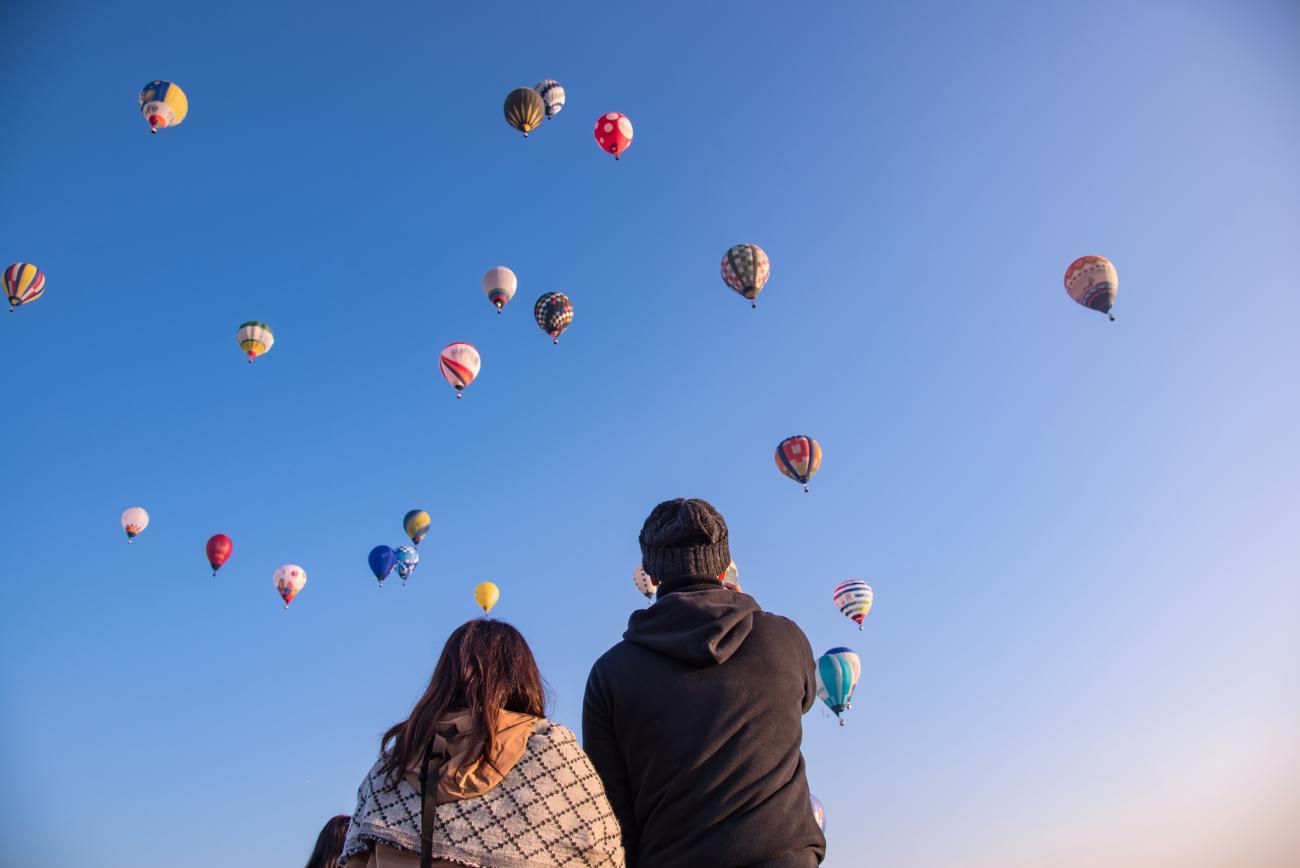 Ngồi "chill" và ngắm nhìn khinh khí cầu ở Saga International Balloon Fiesta 