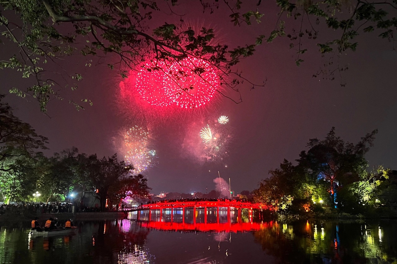 Ngắm pháo hoa ở Hồ Hoàn Kiếm
