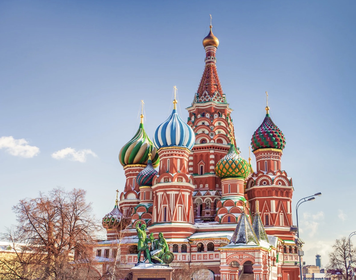 Nhà thờ Thánh Basil lung linh trong nắng xuân tại Quảng trường Đỏ, Moscow.