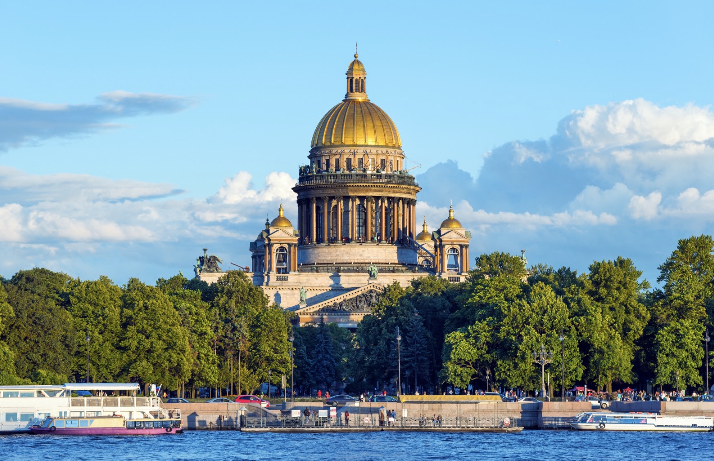 Nhà thờ Thánh Isaac với mái vòm vàng sáng rực dưới nắng xuân St. Petersburg