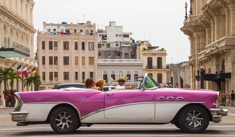 Những chuyến taxi đầy màu sắc ở Havana