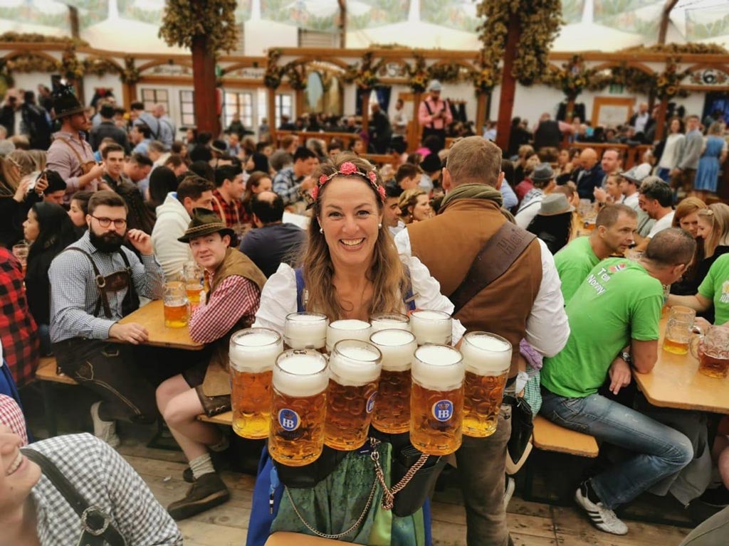 Những ly bia vàng óng ánh trong không gian náo nhiệt Munich