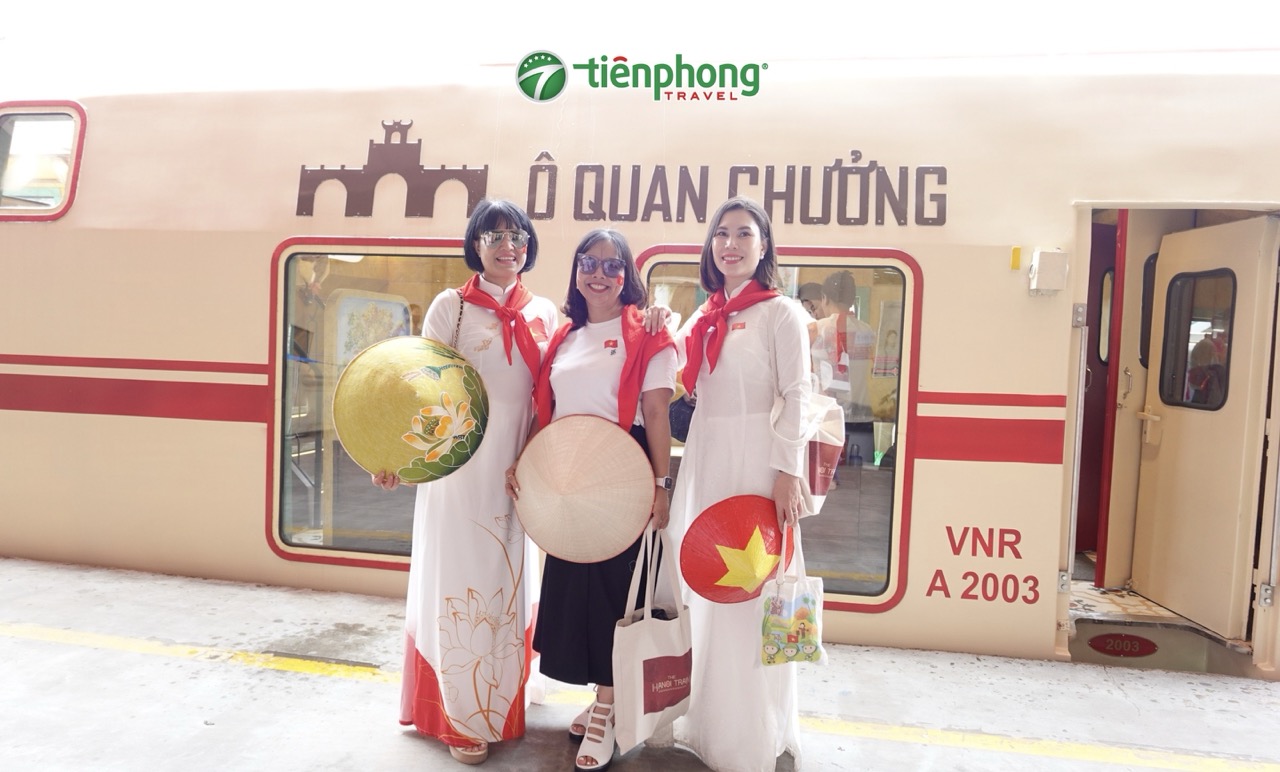 Nụ cười rạng rỡ của những vị khách khi được trải nghiệm The Hanoi train