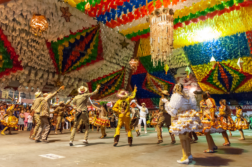 Pháo hoa bừng sáng trên sông Douro, đèn lồng bay trong lễ hội Festa de São João tại Porto