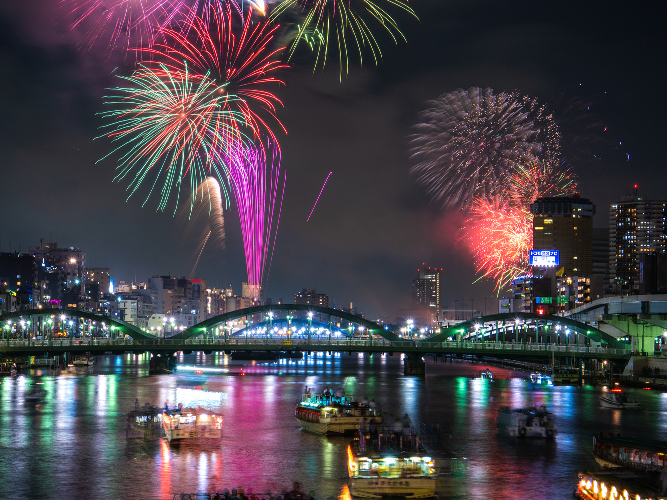 Pháo hoa rực rỡ trên sông Sumida, phản chiếu ánh sáng lung linh trên mặt nước