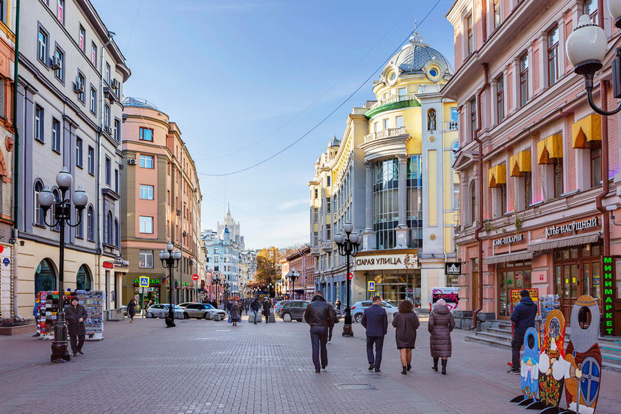 Phố cổ Arbat với nghệ sĩ đường phố biểu diễn dưới ánh nắng xuân dịu dàng, Moscow