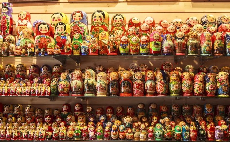 Quầy hàng lưu niệm tại Moscow với búp bê Matryoshka đủ màu sắc