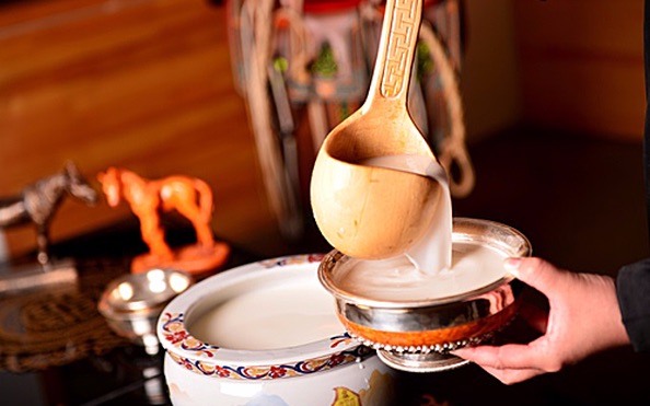 Rượu Sữa Ngựa Kumis Mông Cổ