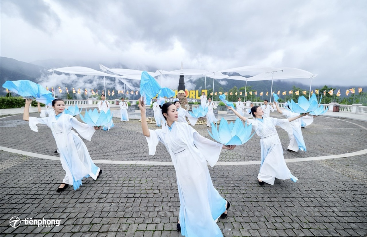 Show diễn Đỉnh thiêng du ký