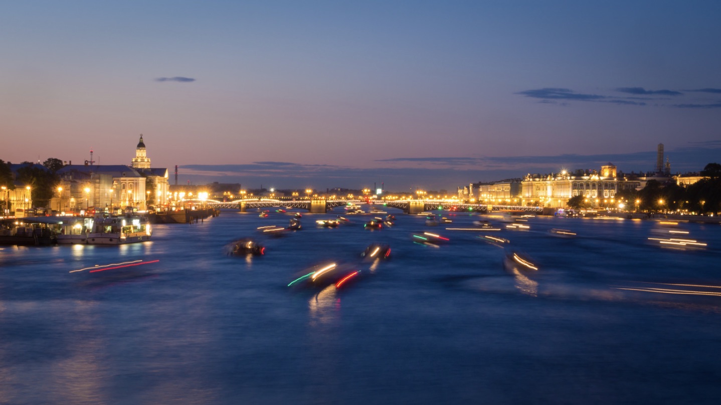 Sông Neva lung linh trong đêm trắng, ánh đèn từ Đại lộ Nevsky tô điểm St. Petersburg