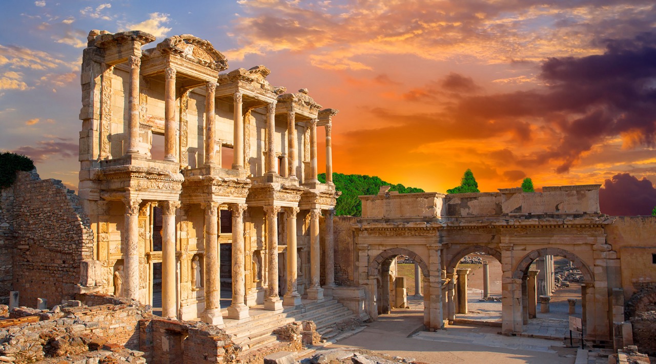 Thành cổ Ephesus với những cột đá La Mã đứng vững qua thời gian, dưới ánh chiều tà Thổ Nhĩ Kỳ 