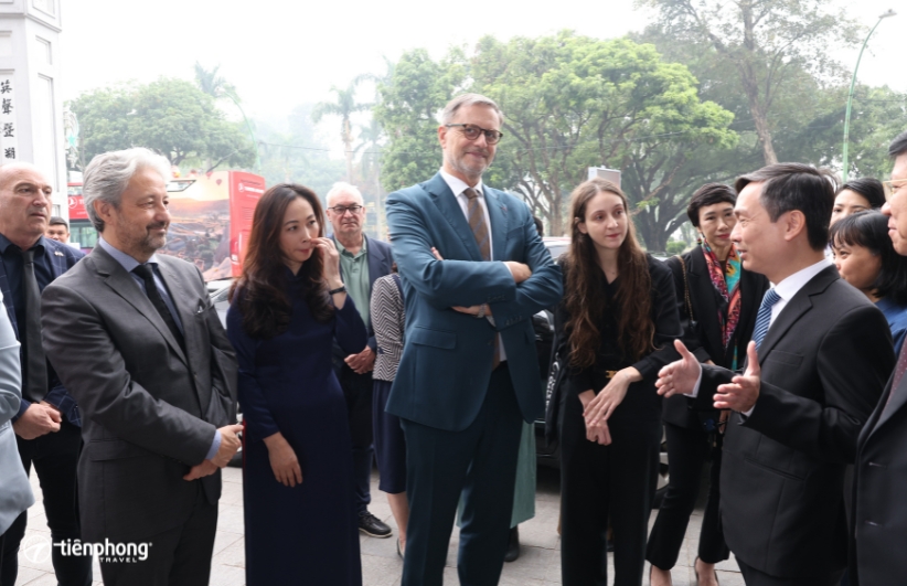 Đại sứ quán Pháp tham quan Đền Quán Thánh