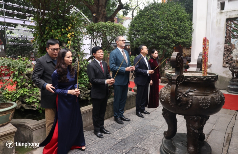 Ngài Đại sứ thắp hương ở Đền