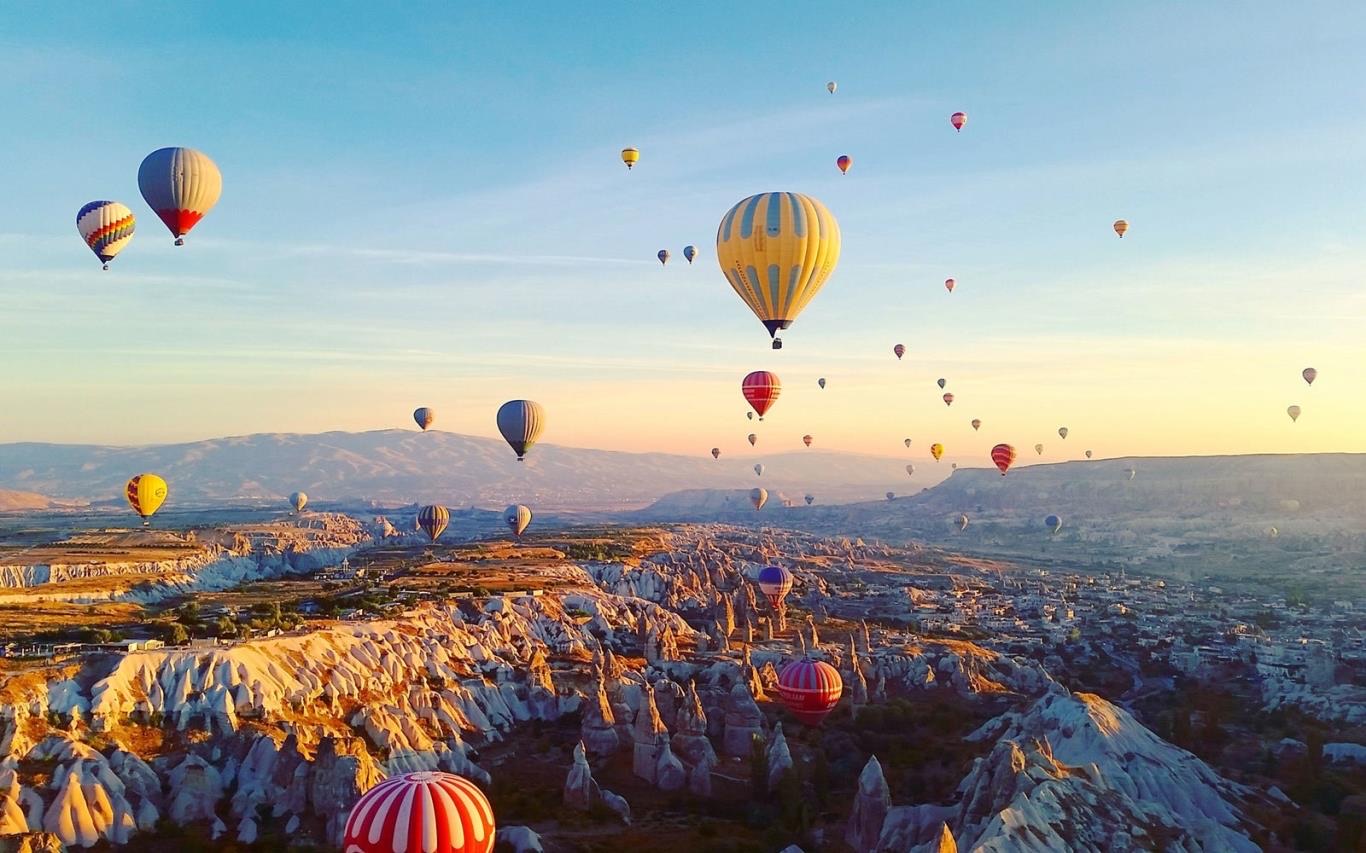 Thị trấn dưới lòng đất Cappadocia giữa những "ống khói tiên" dưới ánh sáng sớm mai