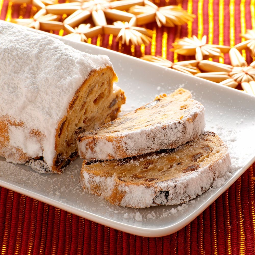 Thưởng thức bánh Stollen trong đêm Giáng Sinh