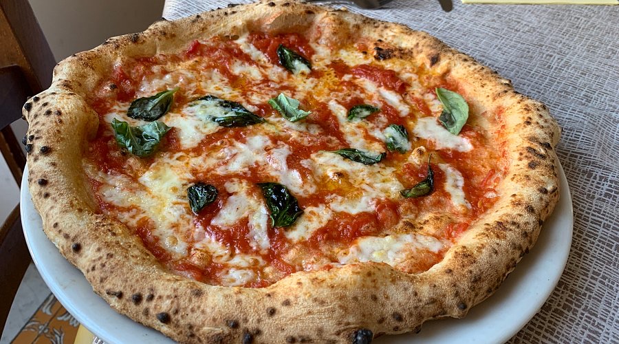Thưởng thức pizza Naples chuẩn vị nước Ý