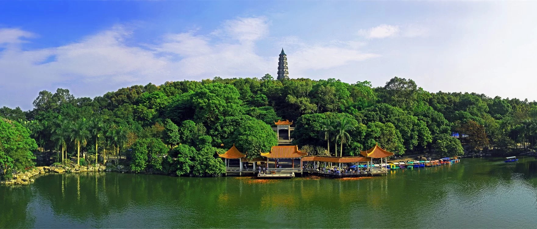Toàn cảnh núi Thanh Tú xanh mướt, là phổi xanh của thành phố Nam Ninh