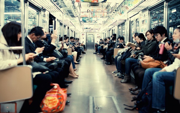 Tránh vừa đi vừa ăn ở nơi công cộng