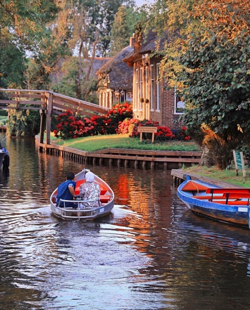 Trải nghiệm lái thuyền trên những con kênh thơ mộng ở Giethoorn