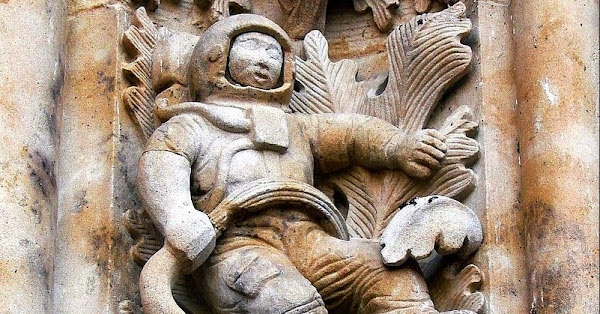 Tượng phi hành gia trên lối vào Nhà thờ Mới, với chi tiết mũ bảo hiểm và thiết bị hô hấp đầy bí ẩn