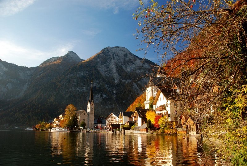Vẻ đẹp nên thơ của hàng cổ Hallstatt (Áo) mùa thay lá