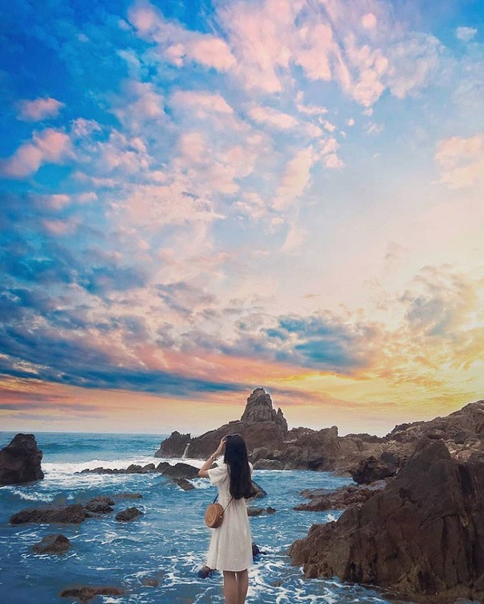 Vẻ đẹp thiên nhiên hoang sơ, hùng vĩ tại Bãi Đá Nhảy với những tảng đá kỳ lạ bên bờ biển