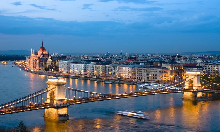 Cầu Chain Bridge biểu tượng của Budapest