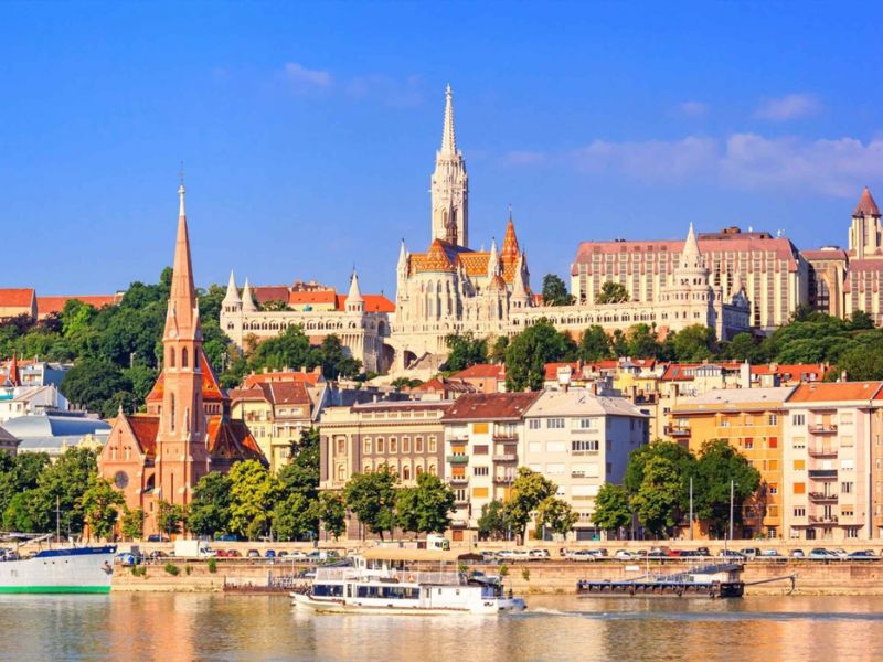 Nhà thờ Matthias với mái ngói nhiều màu nổi bật tại Budapest