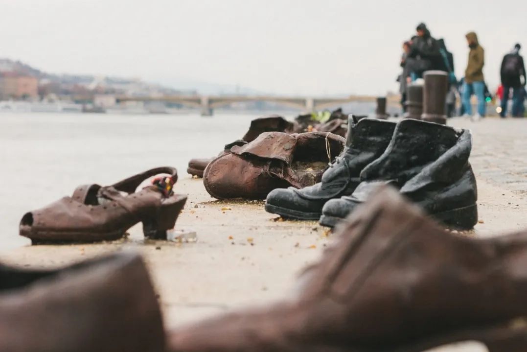 Đài tưởng niệm Shoes on the Danube bên bờ sông Danube Budapest