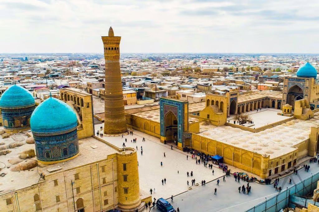 Quần thể Poi-Kalyan với tháp Kalyan Minaret nổi tiếng ở Bukhara