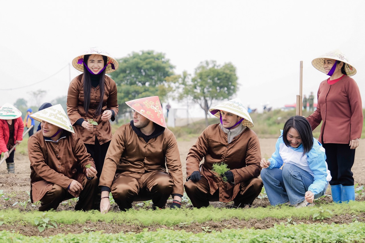Du khách trải nghiệm làm nông nghiệp