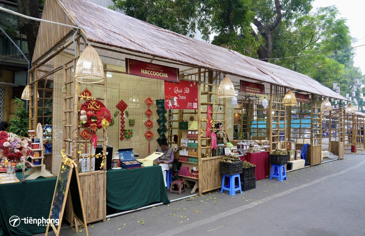 Không gian trải nghiệm văn hoá đăc sắc được tái hiện bằng những gian hàng Hà Nội xưa