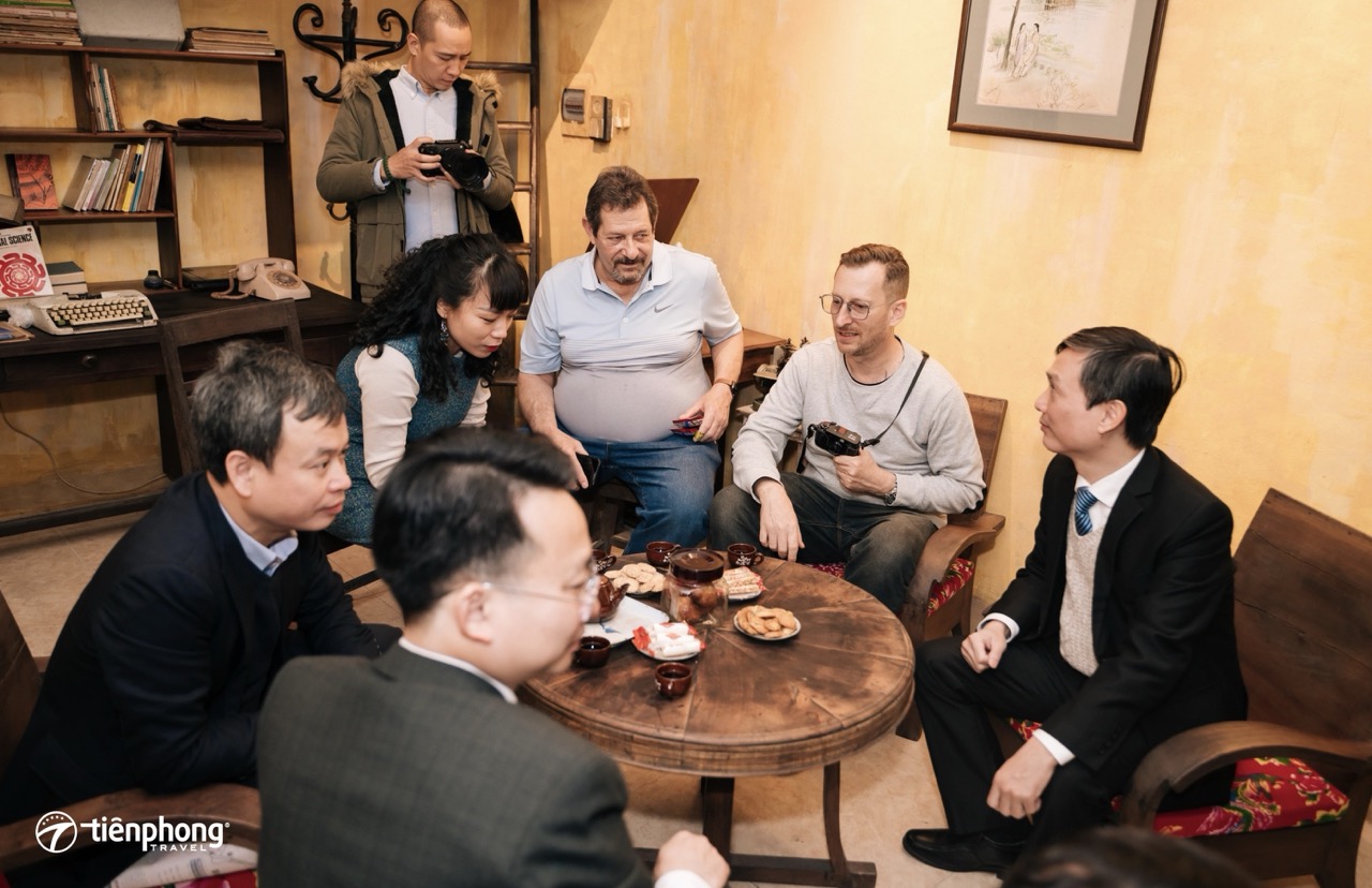 Nhâm nhi cafe hay một tách trà đúng chuẩn người Hà Nội xưa