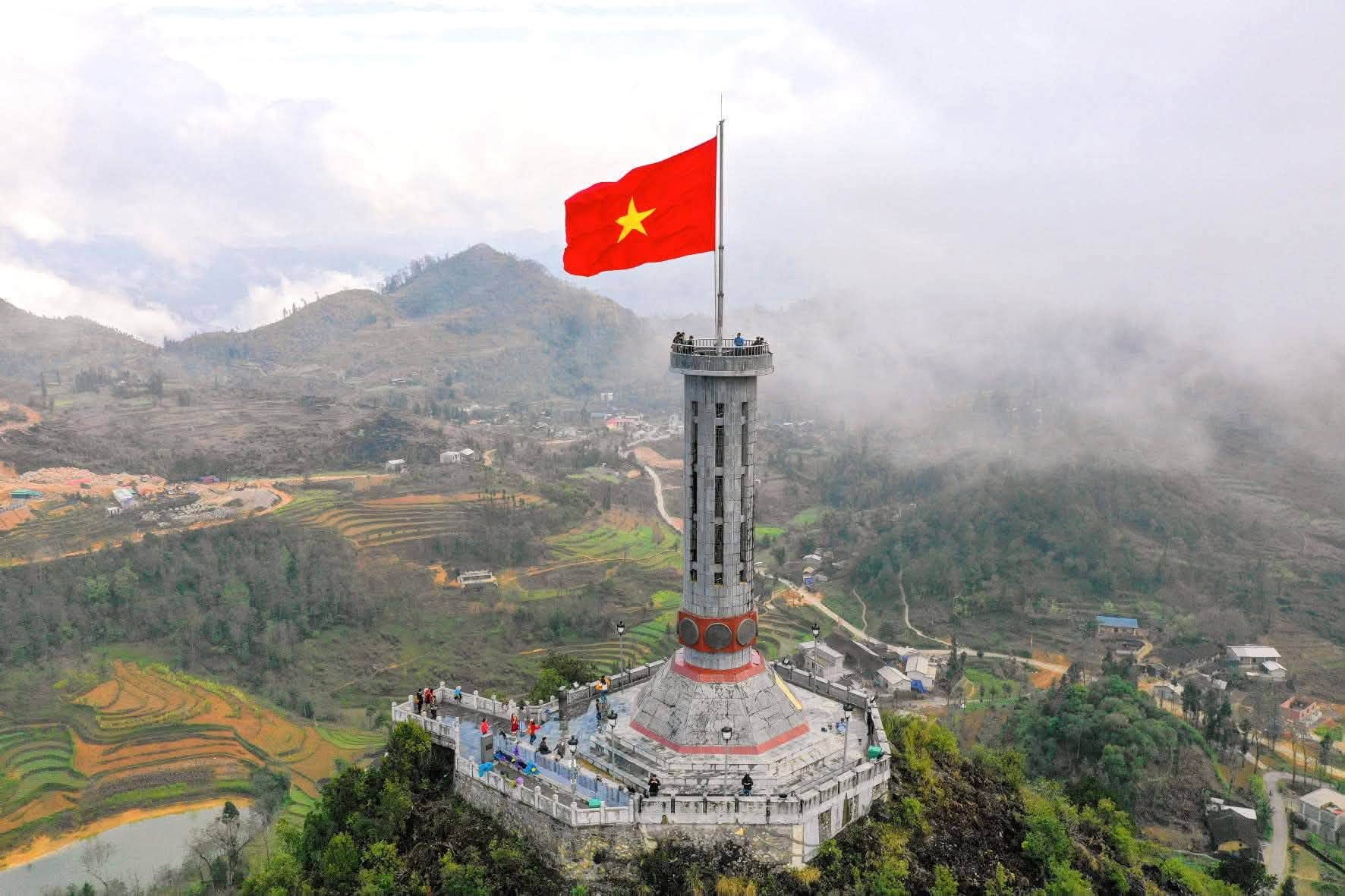  Cột cờ Quốc gia Lũng Cú trên đỉnh núi Rồng, Đồng Văn, Hà Giang