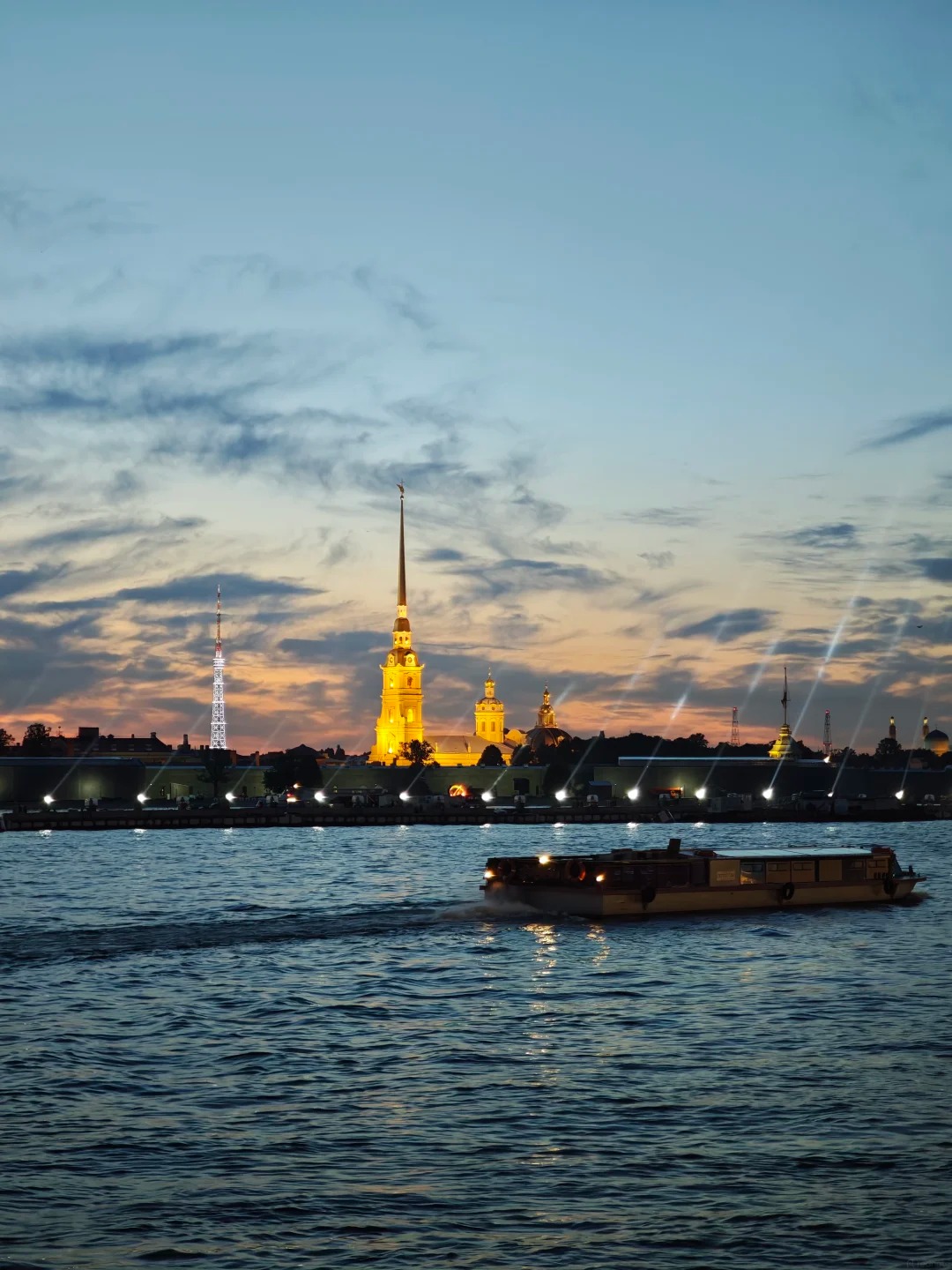 Đêm trắng Saint Petersburg với bầu trời sáng trên sông Neva vào mùa hè