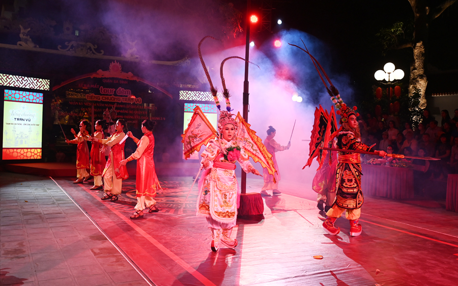 Trải nghiệm tour đêm Tiếng chuông Trấn Vũ
